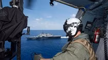 Chiến hạm USS Fort Worth hải quân Hoa Kỳ tuần tra trên Biển Đông, ảnh: Bloomberg.