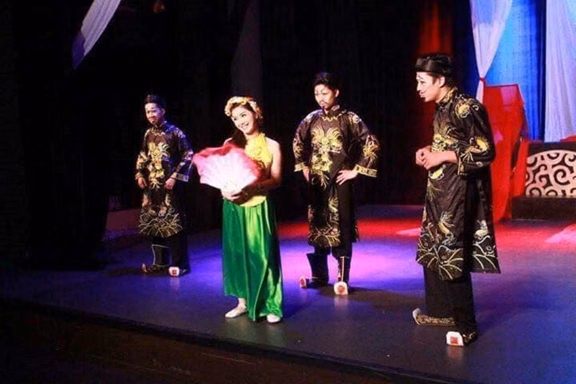 Cô Hoa (đạo diễn Rose Nguyễn) cùng các học viên trên phim trường. Ảnh: NVCC Cô Hoa (đạo diễn Rose Nguyễn) cùng các học viên trên phim trường. Ảnh: NVCC