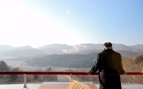 Nhà lãnh đạo CHDCND Triều Tiên Kim Jong-un theo dõi vụ phóng tên lửa, ảnh: Reuters. Nhà lãnh đạo CHDCND Triều Tiên Kim Jong-un theo dõi vụ phóng tên lửa, ảnh: Reuters.