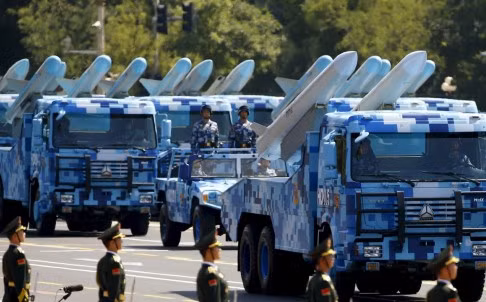 Vũ khí Trung Quốc trưng ra tại cuộc duyệt binh quy mô lớn ở Thiên An Môn ngày 3/9 năm ngoái, ảnh: Reuters.