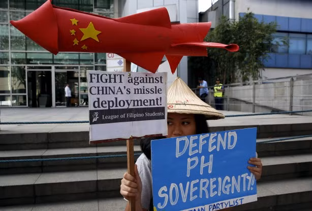 Dân Philippines cầm theo mô hình tên lửa Trung Quốc đến biểu tình phản đối trước tòa lãnh sự quán nước này, yêu cầu Trung Quốc ngừng gây hấn ở Biển Đông, ảnh: Reuters. Dân Philippines cầm theo mô hình tên lửa Trung Quốc đến biểu tình phản đối trước tòa lãnh sự quán nước này, yêu cầu Trung Quốc ngừng gây hấn ở Biển Đông, ảnh: Reuters.