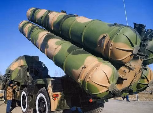 Tên lửa HQ-9, loại vũ khí Trung Quốc vừa kéo ra lắp đặt bất hợp pháp ở Phú Lâm, Hoàng Sa, ảnh: Đa Chiều. Tên lửa HQ-9, loại vũ khí Trung Quốc vừa kéo ra lắp đặt bất hợp pháp ở Phú Lâm, Hoàng Sa, ảnh: Đa Chiều.