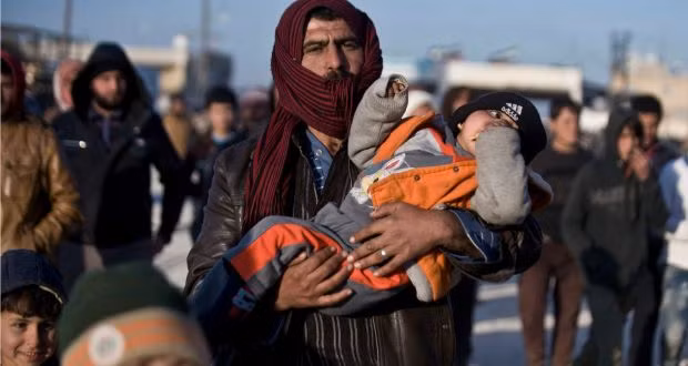 Người dân Aleppo, Syria tiếp tục phải rời bỏ quê hương hướng về biên giới với Thổ Nhĩ Kỳ để lánh nạn, ảnh: Irish Times.