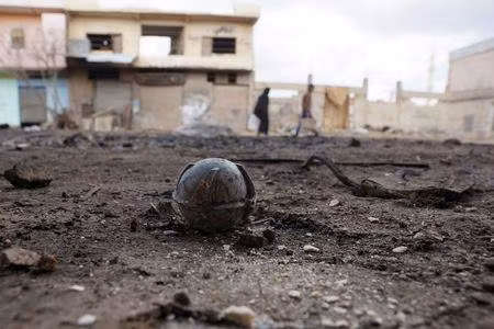 Bom đạn nước ngoài đang hàng ngày hàng giờ cày xới Syria, ảnh: Reuters.