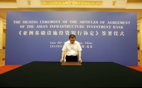 Một quan chức Bộ Tài chính Trung Quốc chuẩn bị cho lễ ký kết thành lập AIIB, ảnh: SCMP.