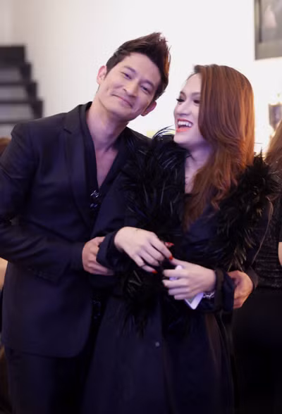 Khi cả hai đã trang phục chỉnh tề, Huy Khánh 'ép' Hương Giang chụp ảnh lưu niệm. Khi cả hai đã trang phục chỉnh tề, Huy Khánh 'ép' Hương Giang chụp ảnh lưu niệm.