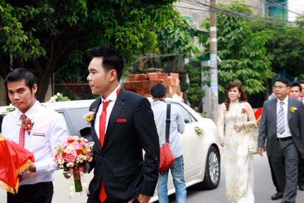 Hiện tại Triệu Hoàng định cư tại Mỹ, vì vậy cô dâu, chú rể sẽ sang đó vào mấy ngày tới. Triệu Hoàng vẫn theo đuổi sự nghiệp ca hát, Huyền Trang tiếp tục con đường học vấn. Hiện tại Triệu Hoàng định cư tại Mỹ, vì vậy cô dâu, chú rể sẽ sang đó vào mấy ngày tới. Triệu Hoàng vẫn theo đuổi sự nghiệp ca hát, Huyền Trang tiếp tục con đường học vấn.