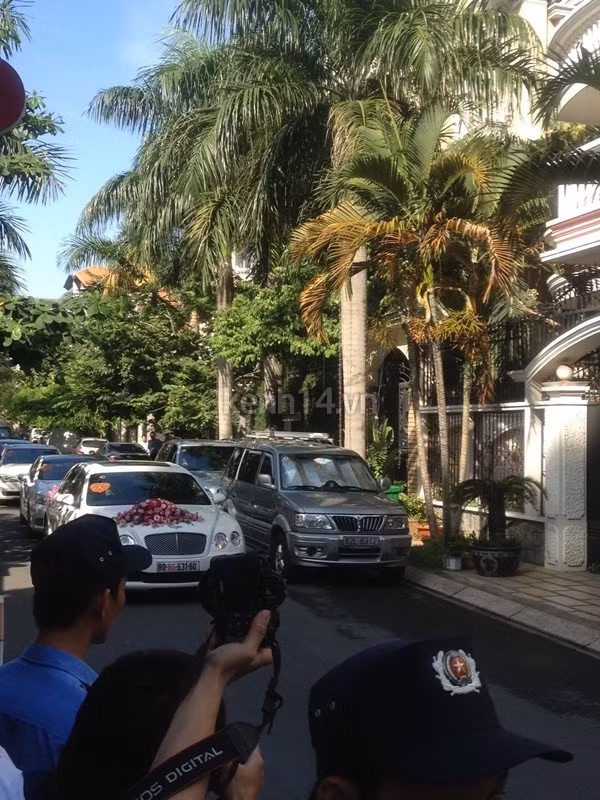 Đúng 9h, chú rể Đức Hải lên xe hoa cùng đàn trai qua nhà cô dâu để làm lễ đón dâu. Vì khu vực báo chí được tác nghiệp khá cách xa cổng chính nhà chú rể nên để chụp cận mật là khá khó khăn. Ngay sau khi chú rể lên xe, đoàn xe rước dâu cũng di chuyển khá nhanh.