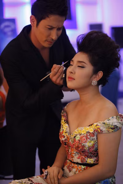 Trước đó, Huy Khánh còn tự tay kẻ lông mày cho Bảo Trâm... Trước đó, Huy Khánh còn tự tay kẻ lông mày cho Bảo Trâm...
