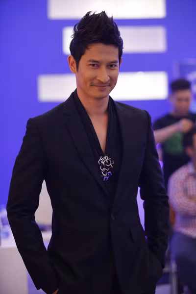 Khi trang phục chỉnh tề, trông Huy Khánh rất lịch lãm. Khi trang phục chỉnh tề, trông Huy Khánh rất lịch lãm.