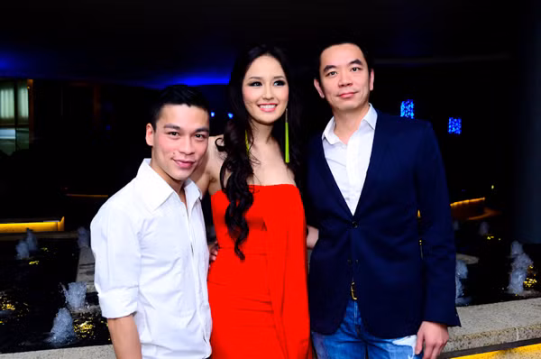 Mai Phương Thúy rạng rỡ bên bạn trai và nhà thiết kế Adrian Anh Tuấn.