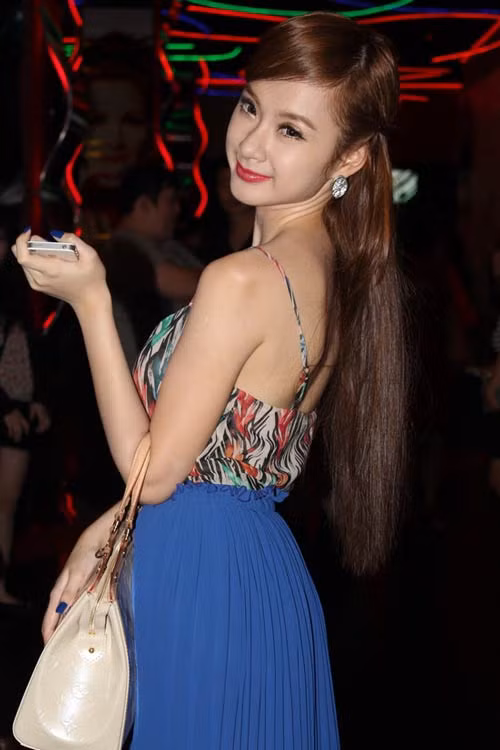Vẻ yêu kiều của nữ diễn viên. Vẻ yêu kiều của nữ diễn viên.