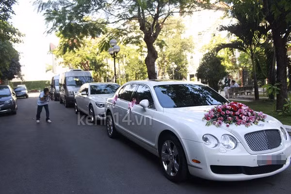 Dàn xe cưới được chuẩn bị sẵn sàng cho giờ đi đón dâu ở nhà chú rể Đức Hải.