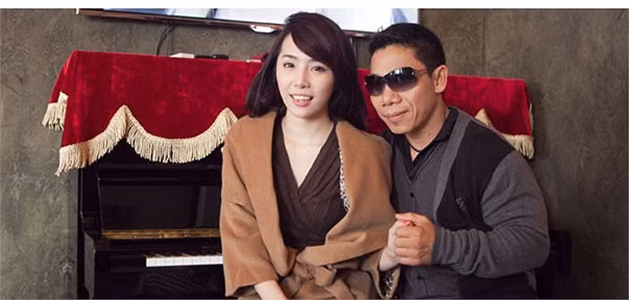 Họ cùng nắm tay và nhìn nhau đắm đuối.