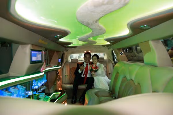 Huyền Trang và chú rể Triệu Hoàng ở bên trong chiếc xe rước râu sang trọng. Huyền Trang và chú rể Triệu Hoàng ở bên trong chiếc xe rước râu sang trọng.