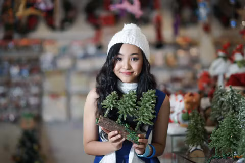 Cô hào hứng lựa chọn những món đồ xinh xắn và chia sẻ, sẽ tự tay trang trí nhà cửa thật đẹp cho mùa Giáng sinh này.