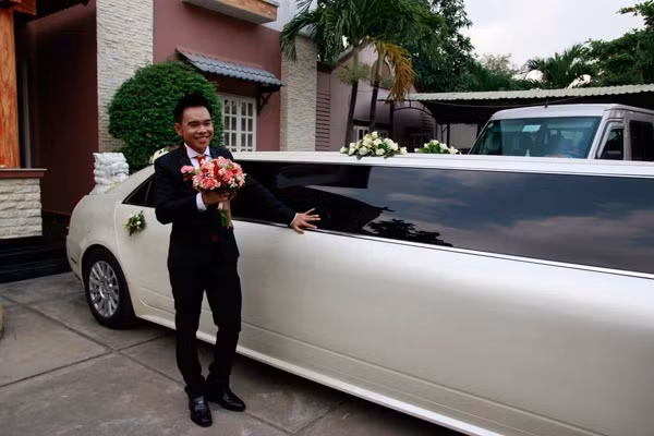 Lễ ăn hỏi của Triệu Hoàng và Huyền Trang bắt đầu diễn ra vào lúc 15h30 chiều 12.12 tại Biên Hòa, Đồng Nai. Cô dâu, chú rể đều cùng quê nên khâu tổ chức được tiến hành khá gọn gàng, thuận tiện. Xuất phát từ nhà đi rước dâu trên chiếc limousine, Triệu Hoàng cười thật tươi và không quên tạo dáng "xì tin" bên siêu xe. Ngoài chiếc xe dâu "đáng mơ ước" này, đám cưới của chàng ca sĩ Nhật ký rất giản dị, thân mật. Lễ ăn hỏi của Triệu Hoàng và Huyền Trang bắt đầu diễn ra vào lúc 15h30 chiều 12.12 tại Biên Hòa, Đồng Nai. Cô dâu, chú rể đều cùng quê nên khâu tổ chức được tiến hành khá gọn gàng, thuận tiện. Xuất phát từ nhà đi rước dâu trên chiếc limousine, Triệu Hoàng cười thật tươi và không quên tạo dáng "xì tin" bên siêu xe. Ngoài chiếc xe dâu "đáng mơ ước" này, đám cưới của chàng ca sĩ Nhật ký rất giản dị, thân mật.