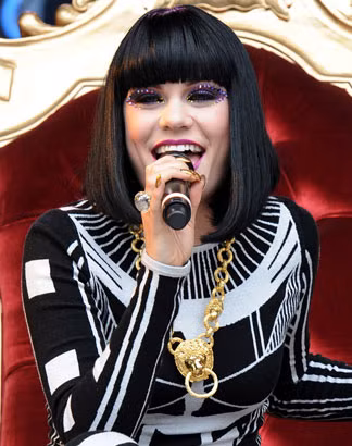 Jessie J thì từng bị lũ trẻ con ở trường ném đá vào đầu và đặt cho cô những biệt danh xấu xí như “người ngoài hành tinh”, “con thỏ Bugs” vì hàm răng không - mấy - đẹp - đẽ của cô.