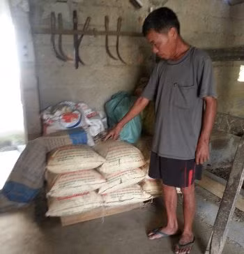 Gia đình ông Phạm Đức Hảo nằm trong diện hộ nghèo được nhận phân NPK hỗ trợ hộ nghèo vùng 135 của xóm 13, xã Thanh Hà nhưng gia đình ông không được bao nào mà phải mua 10 bao phân do cán bộ xóm này bán với giá 240.000 đồng/bao 25kg