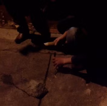Ngay trong đêm xảy ra vụ nổ súng cơ quan điều tra đã tiến hành khám nghiệm hiện trường, đục lấy các vỏ đạn vương vãi lại trên các thân cây, nền bê tông ... để kiểm tra Ngay trong đêm xảy ra vụ nổ súng cơ quan điều tra đã tiến hành khám nghiệm hiện trường, đục lấy các vỏ đạn vương vãi lại trên các thân cây, nền bê tông ... để kiểm tra