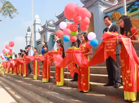 Chính quyền địa phương và đại diện Liên hiệp UNESCO cắt băng khánh thành khôi phục Dinh đô Quan Hoàng Mười Chính quyền địa phương và đại diện Liên hiệp UNESCO cắt băng khánh thành khôi phục Dinh đô Quan Hoàng Mười