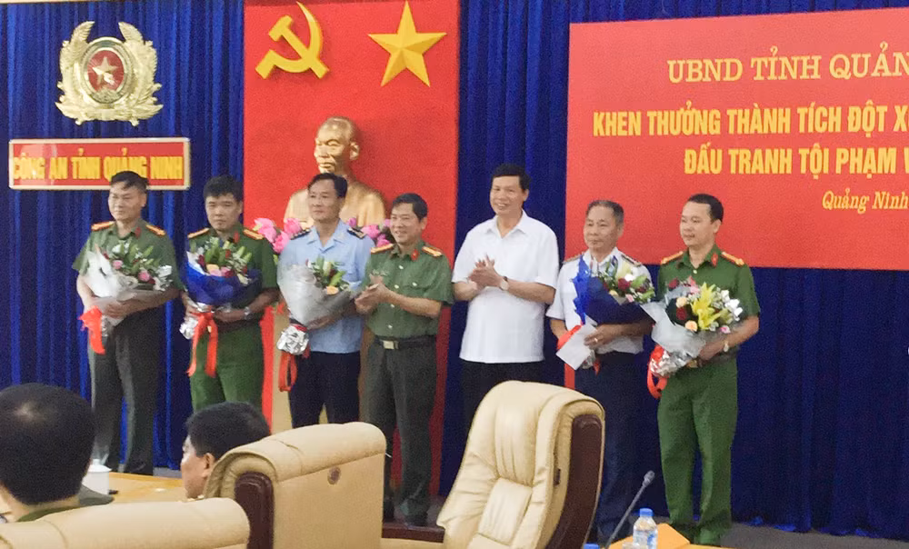 Ông Nguyễn Đức Long - Chủ tịch UBND tỉnh Quảng Ninh trao thưởng đột xuất cho các đơn vị Cảnh sát biển triệt phá chuyên án Ma túy. (Ảnh: BTL Cảnh sát Biển)