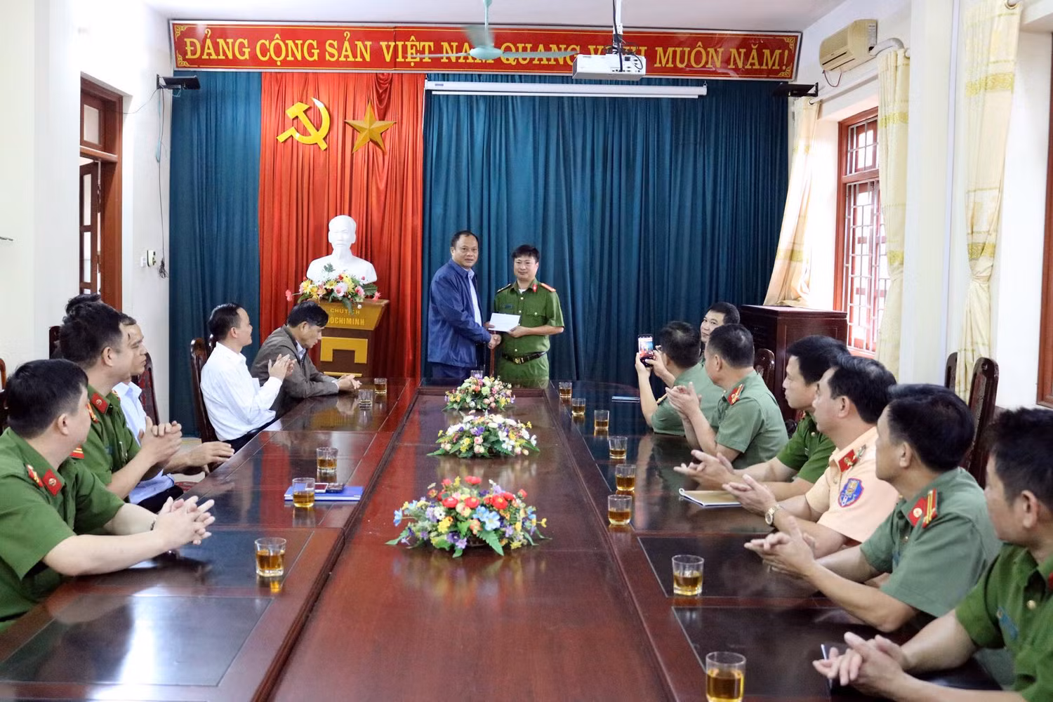 Đại diện công an tỉnh Bắc Kạn chúc mừng ban chuyên án. (Ảnh: LC)