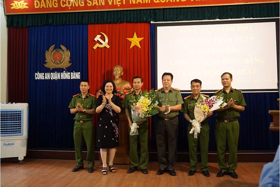 Lãnh đạo Công an thành phố, quận Hồng Bàng trao thưởng các đơn vị lập công (Ảnh: Báo Hải Phòng) Lãnh đạo Công an thành phố, quận Hồng Bàng trao thưởng các đơn vị lập công (Ảnh: Báo Hải Phòng)