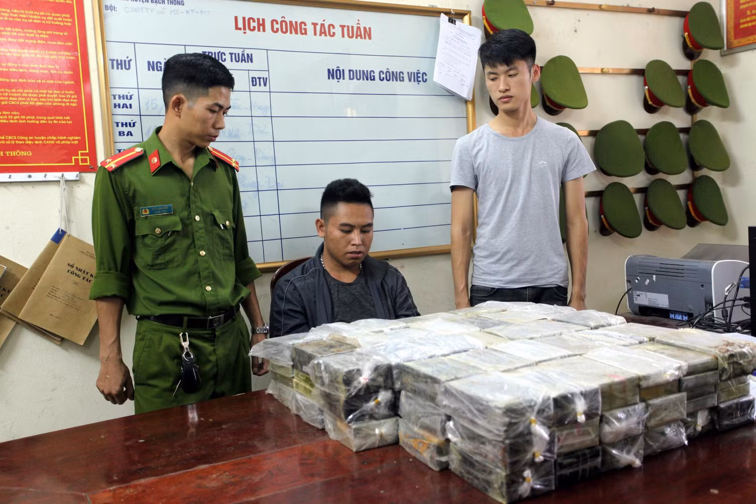 Đối tượng cùng tang vật. (Ảnh: LC)