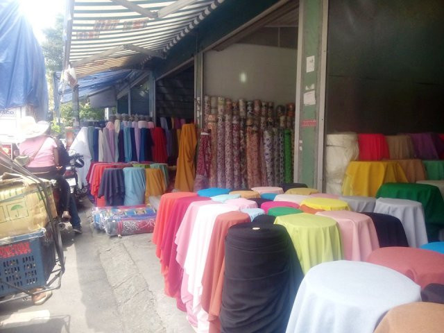 Việc kinh doanh, buôn bán vi phạm pháp luật ảnh hưởng nghiêm trọng đến lưu thông qua lại trên tuyến đường liên xã Dốc Lã - Trung Mầu, khiến đoạn đường liên tục bị ùn ứ (Ảnh Chí Nhân) Việc kinh doanh, buôn bán vi phạm pháp luật ảnh hưởng nghiêm trọng đến lưu thông qua lại trên tuyến đường liên xã Dốc Lã - Trung Mầu, khiến đoạn đường liên tục bị ùn ứ (Ảnh Chí Nhân)