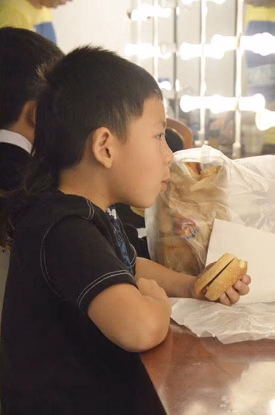 Colin - con trai thứ hai của Bằng Kiều cũng rất háu ăn