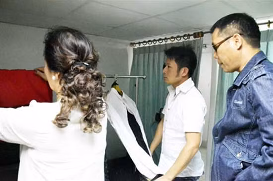 Xem lại trang phục trước khi biểu diễn