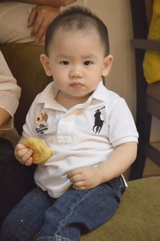 Kenzi được 16 tháng tuổi đã ăn được bánh rất ngon lành