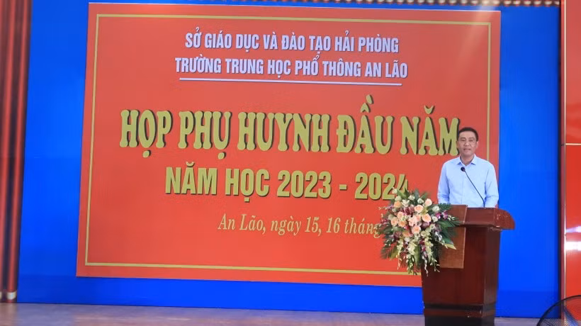 Ông Bùi Văn Kiệm – Giám đốc Sở Giáo dục và Đào tạo Hải Phòng dự họp phụ huynh tại Trường Trung học phổ thông An Lão (Ảnh: LT) Ông Bùi Văn Kiệm – Giám đốc Sở Giáo dục và Đào tạo Hải Phòng dự họp phụ huynh tại Trường Trung học phổ thông An Lão (Ảnh: LT)