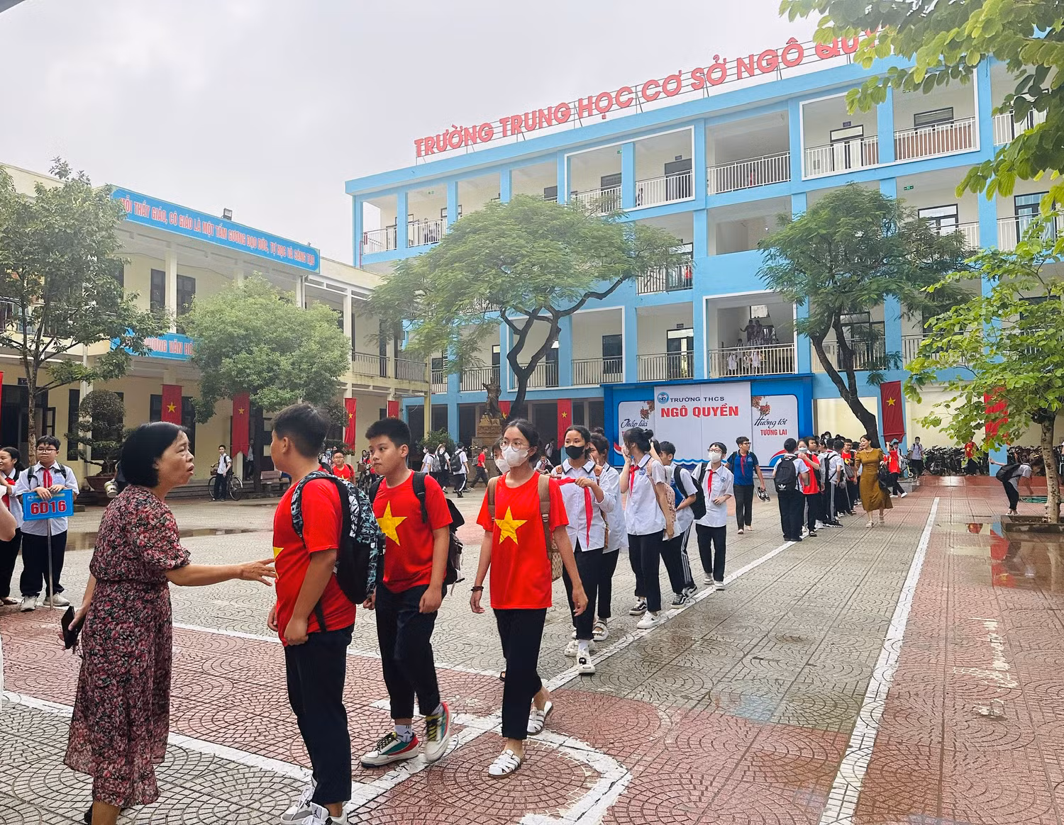 Lãnh đạo nhà trường trực tiếp dặn dò học sinh chấp hành các quy định về an toàn giao thông (Ảnh: LT) Lãnh đạo nhà trường trực tiếp dặn dò học sinh chấp hành các quy định về an toàn giao thông (Ảnh: LT)
