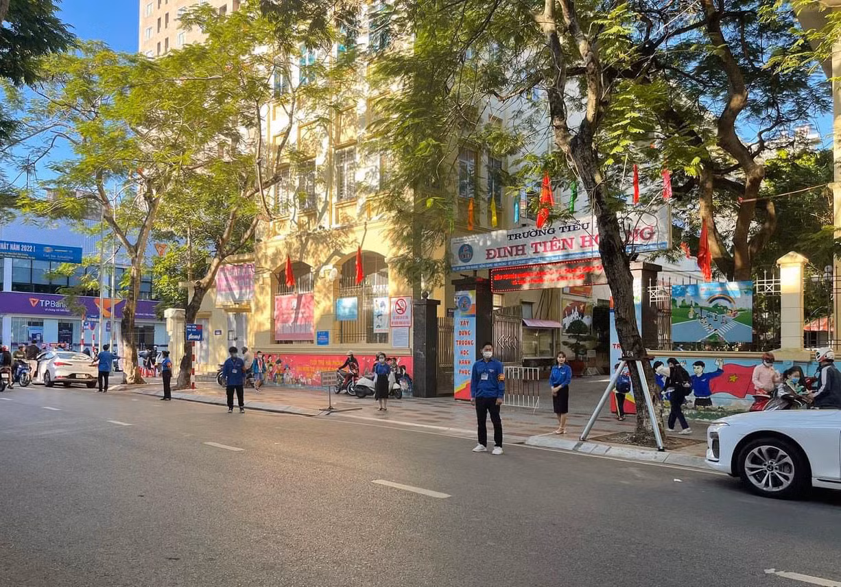 Khu vực cổng trường Tiểu học Đinh Tiên Hoàng luôn tiềm ẩn nguy cơ ùn tắc giao thông vào giờ cao điểm (Ảnh: LT)