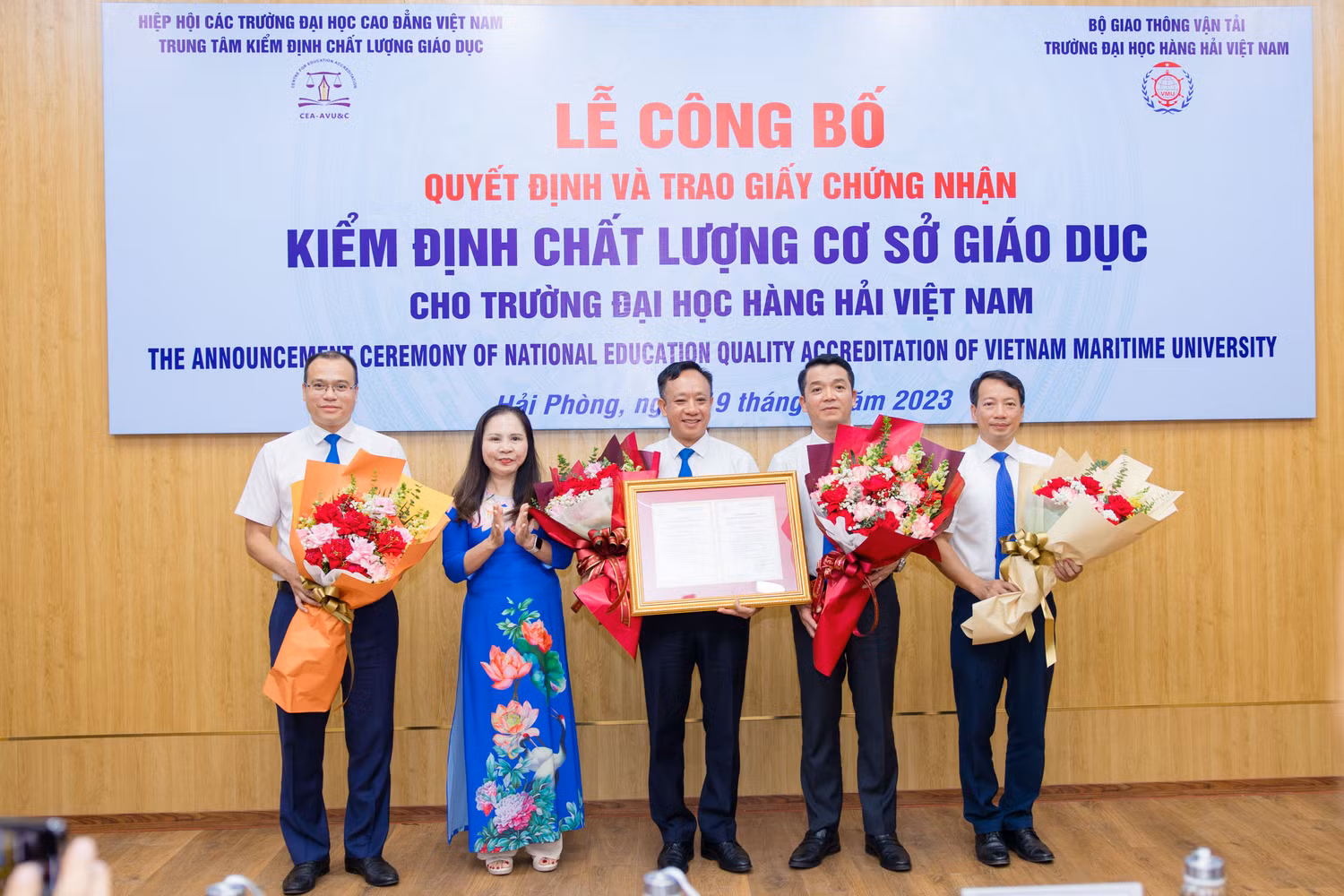 PGS.TS. Nguyễn Phương Nga trao Giấy Chứng nhận Kiểm định chất lượng giáo dục cho Trường Đại học Hàng hải Việt Nam (Ảnh: TK) PGS.TS. Nguyễn Phương Nga trao Giấy Chứng nhận Kiểm định chất lượng giáo dục cho Trường Đại học Hàng hải Việt Nam (Ảnh: TK)