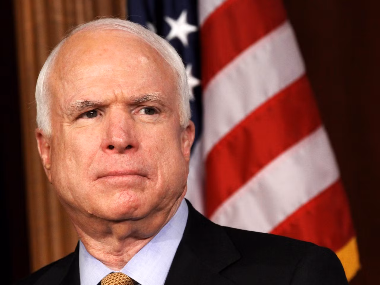 Thượng nghị sĩ John McCain, Chủ tịch Ủy ban Quân vụ Thượng viện Hoa Kỳ. Thượng nghị sĩ John McCain, Chủ tịch Ủy ban Quân vụ Thượng viện Hoa Kỳ.