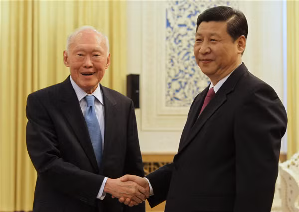 Ông Lý Quang Diệu và ông Tập Cận Bình. Ảnh: China Daily.