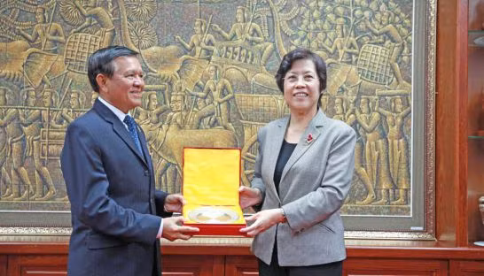 Ông Kem Sokha và bà Bố Kiến Quốc.