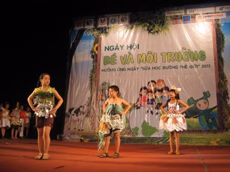 Hs trường Yên Hòa trong trang phục rác tái chế Hs trường Yên Hòa trong trang phục rác tái chế