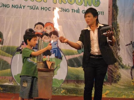 Hào hứng khi biểu diễn ảo thuật với nghệ sĩ đến từ liên đoàn xiếc VN Hào hứng khi biểu diễn ảo thuật với nghệ sĩ đến từ liên đoàn xiếc VN