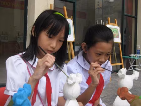 Tham gia chương trình, các bé còn được thỏa sức sáng tạo cùng trò chơi tô tượng, thi vẽ tranh “Trái đất này là của chúng em”, được uống sữa miễn phí, tham gia ghép mô hình hộp sữa khổng lồ dưới sự hướng dẫn của các sinh viên tình nguyện câu lạc bộ 360 độ xanh. Tham gia chương trình, các bé còn được thỏa sức sáng tạo cùng trò chơi tô tượng, thi vẽ tranh “Trái đất này là của chúng em”, được uống sữa miễn phí, tham gia ghép mô hình hộp sữa khổng lồ dưới sự hướng dẫn của các sinh viên tình nguyện câu lạc bộ 360 độ xanh.