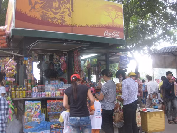 Giá các mặt hàng trong dịp này cũng "leo thang" khiến nhiều người đã phải kêu trời