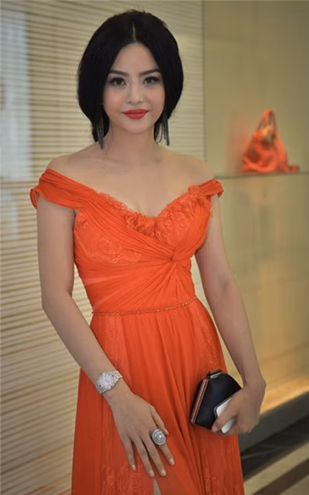 Thúy Anh (Julia Hồ) thành quý bà vì kiểu đầu phong cách "quý tộc". Thúy Anh (Julia Hồ) thành quý bà vì kiểu đầu phong cách "quý tộc".