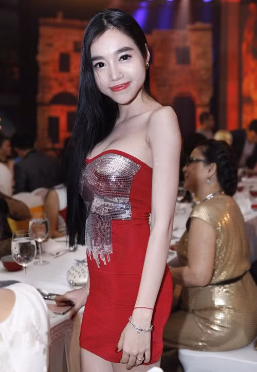 Elly Trần trong một sự kiện ngày 6/2 với hai má phúng phính.