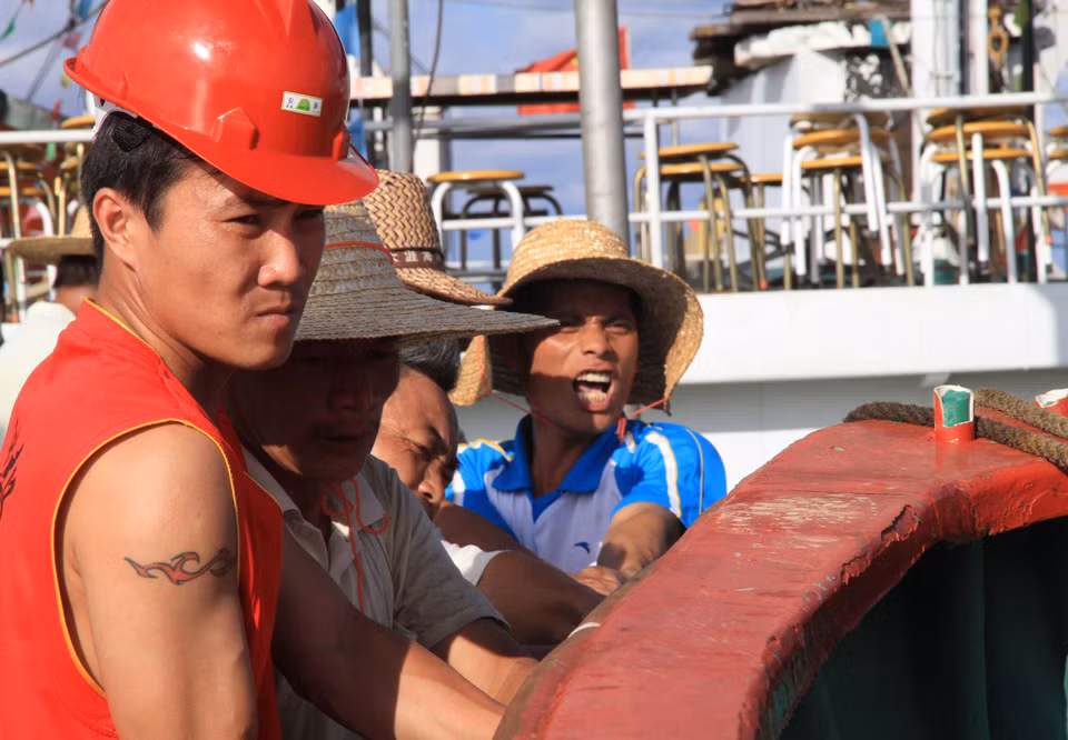 Ngư dân Trung Quốc hạ neo chuẩn bị đánh bắt trái phép tại vùng biển Tây Nam quần đảo Trường Sa của Việt Nam