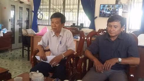 Ông Hồ Văn Sơn (trái) và thầy Nguyễn Công Linh tại buổi làm việc với phóng viên sáng 17/10 (ảnh: P.L)