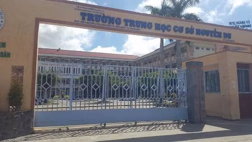 Trường trung học cơ sở Nguyễn Du đang bị phụ huynh phản ánh về tuyển sinh lớp 6 năm nay (ảnh: P.L) Trường trung học cơ sở Nguyễn Du đang bị phụ huynh phản ánh về tuyển sinh lớp 6 năm nay (ảnh: P.L)