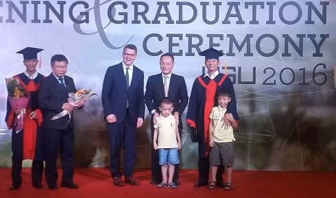 Lãnh đạo Trường Đại học Việt Đức trao bằng tốt nghiệp cho các tân cử nhân của trường (ảnh: P.L) Lãnh đạo Trường Đại học Việt Đức trao bằng tốt nghiệp cho các tân cử nhân của trường (ảnh: P.L)